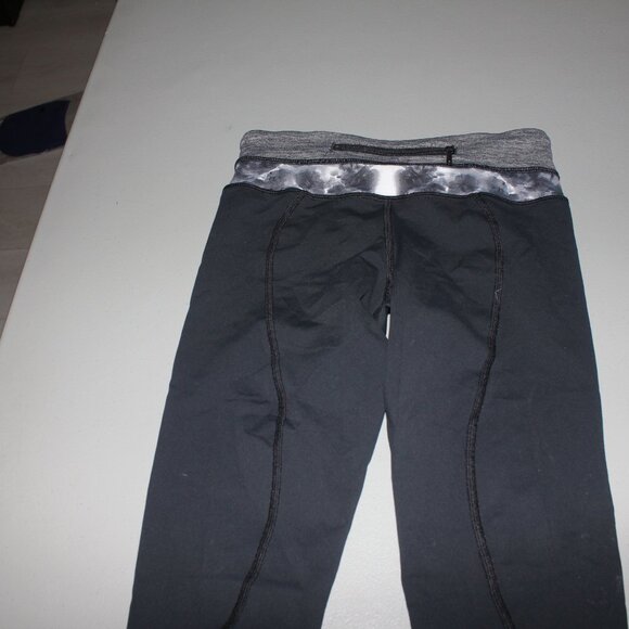 Black Lululemon Running Capris Size 2 - Picture 6 of 10